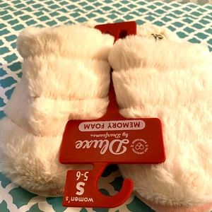 Women's (5-6) Pale Pink Fluffy Slippers